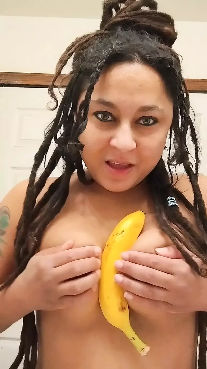 Dollie se joacă cu banana și vibratorul