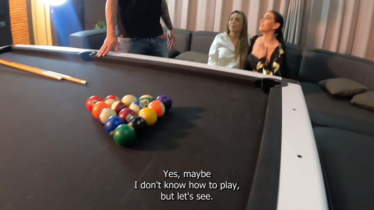 和两个令人难以置信的拉丁女郎在台球桌上玩3P