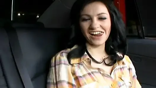 Harter sex im auto für eine wilde sexy brünette
