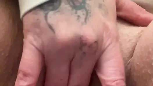 Care Aide molada umumi banyoda boşalıyor