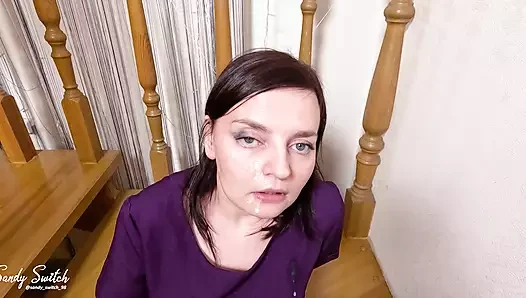 Islak amcık: merdivenlerde orta yaşlı seksi kadınla ateşli seks