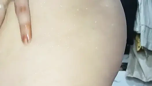 Priya si kakak ipar india lagi asik pamer memek tembus pantanya