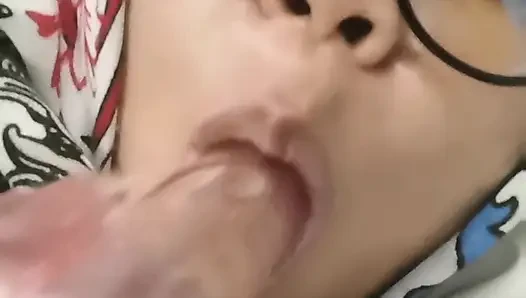 POV: Indonesisches virales mädchen in ihrem zimmer