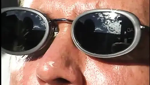 Adam havuz başında sikişmeden önce bebeğin büyük göğüslerinden krem yalıyor