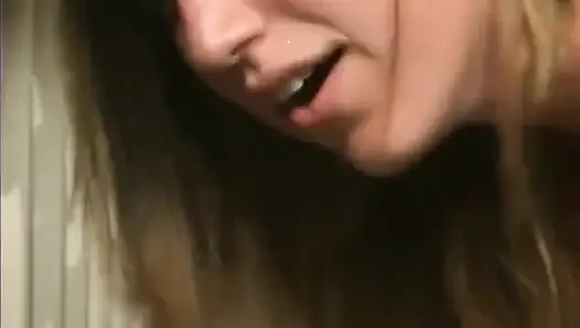 Sexy weiße schlampe mit schönen kleinen titten bekommt einen harten doggystyle muschi-fick