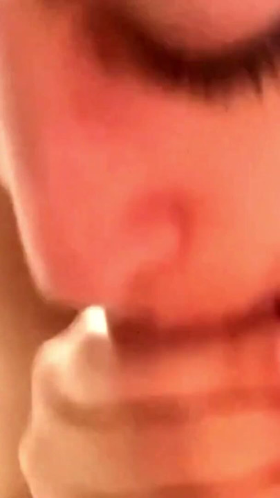 하루를 맛있는 블로우잡으로 시작하고 에디 퀸즈와 함께 정액을 모두 빨아내는 장면 | 클립 1
