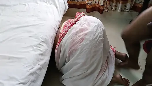 Pakistanlı ateşli üvey anne üvey oğlu onu sikip büyük götüne boşaldığında yatağın altını süpürürken sıkışıyor