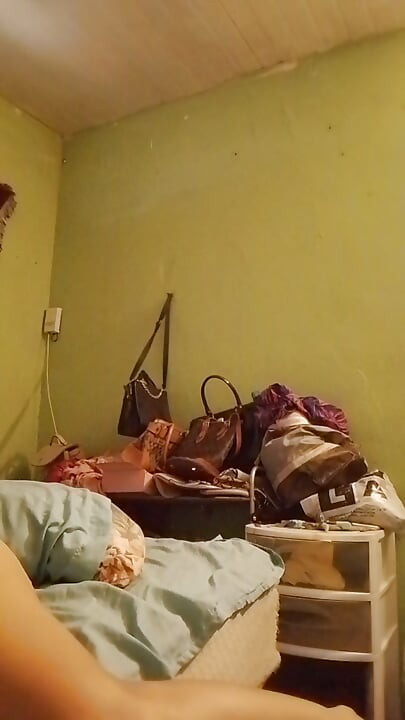 Luci bailando mientras se da placer