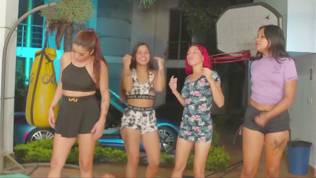 Laitina lesbiyan dildo GGmansion ke sath apne dost ko chodne aur chodne ka sapna poora karti hai