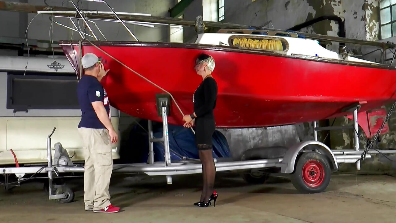 Follada caliente con milf rubia caliente en la zona de estacionamiento