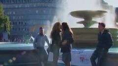 Gfestがトラファルガー広場でキス