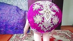 Shemale travestiet mietjesslet in roze onderbroek met grote kont