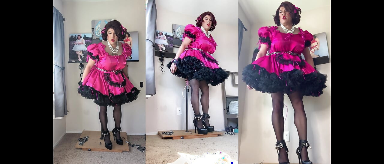 Розовая сисси горничная Candy заперта на ее подставке дилдо и скачет на ее шесте