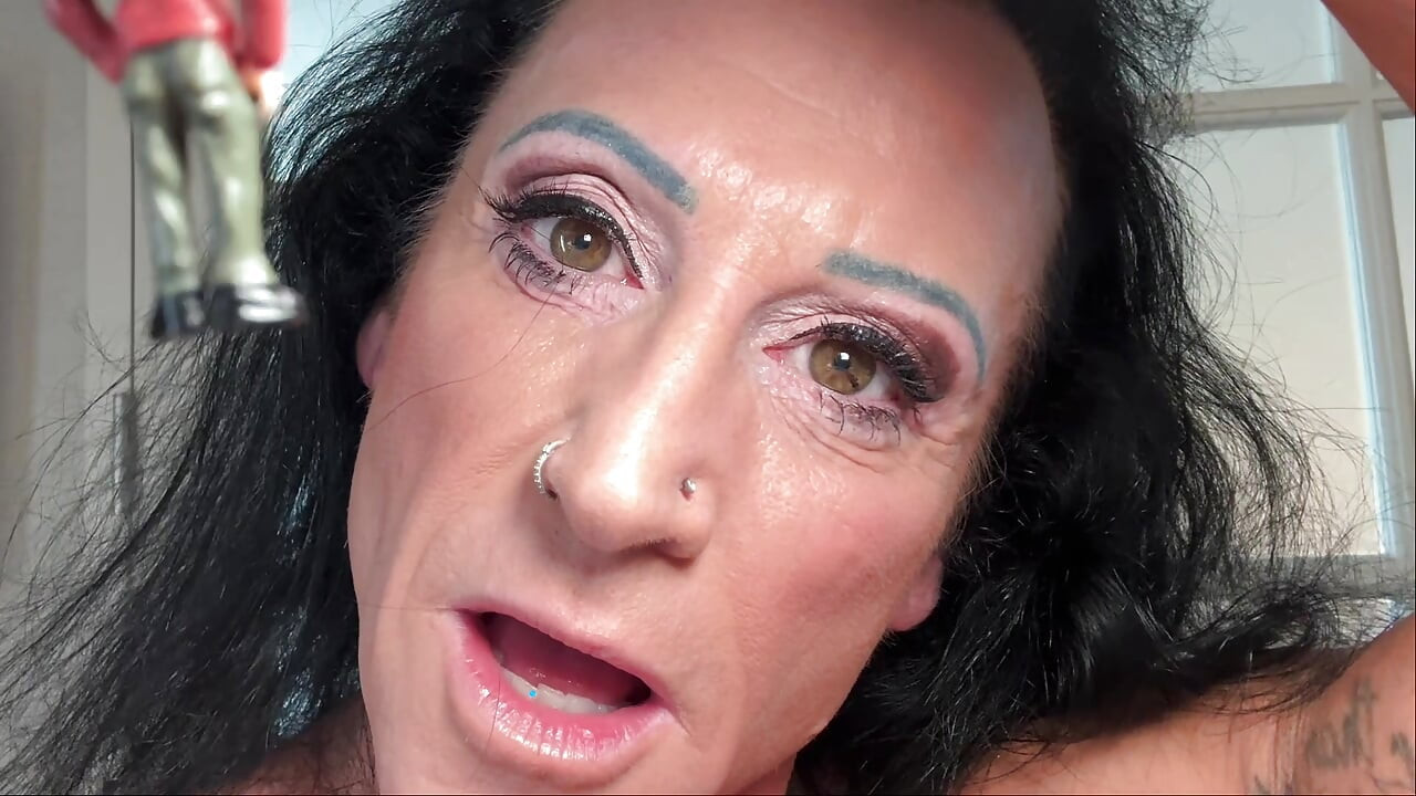Goddess Kandy's Shrunken Gym Voyeur Gets Consumed