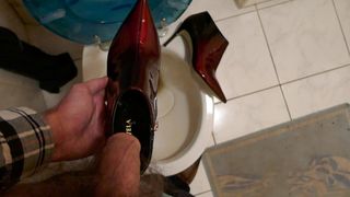 Pisse dans une botte à talons hauts vernie