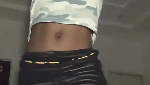 Browngurl234 menarik perhatian penggemarnya untuk menunjukkan gerakan tariannya