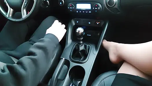 Reife frau in nylonstrümpfen neckt taxifahrer morgens auf dem weg zum büro