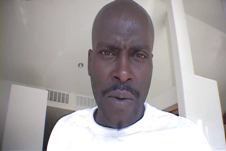 Zenci kadın biniyor ve büyük siyah yarakları emiyor