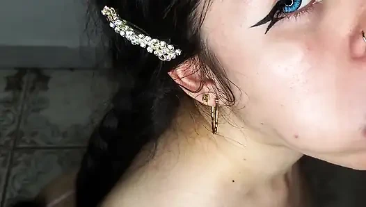 Cewek nakal dan boneka sange ini pengen telan sperma - sepong kontol amatir