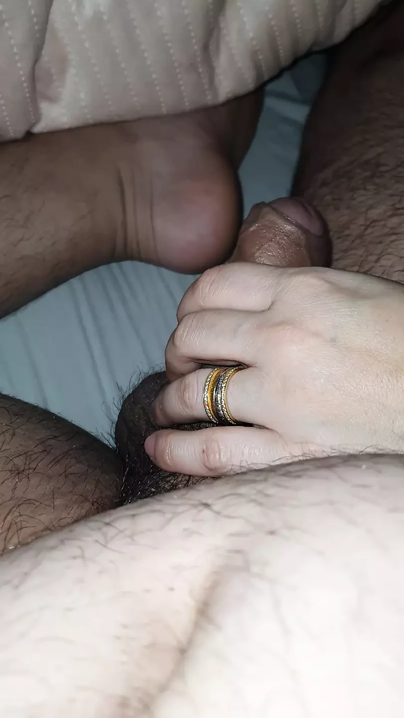 Une grand-mère se glisse dans la bite de son petit-fils lui a fait une branlette