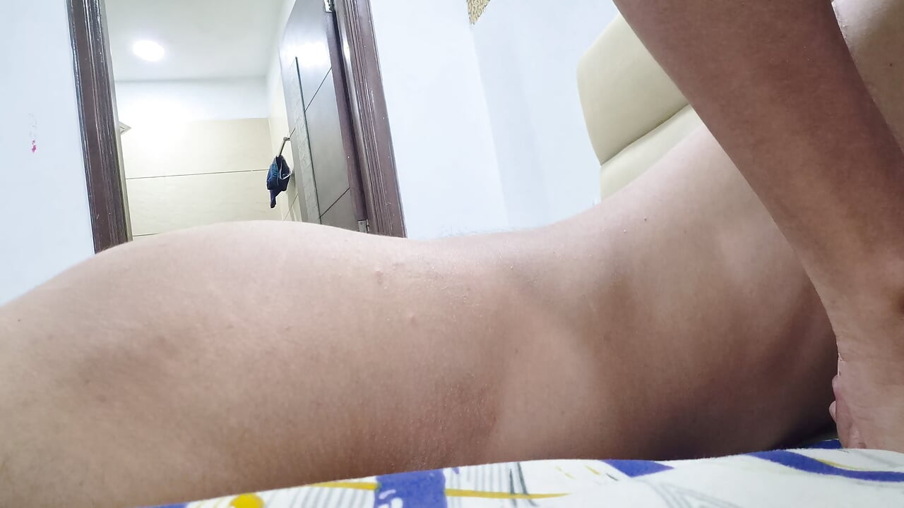Un băiat tânăr sexy se masturbează cu prezervativ