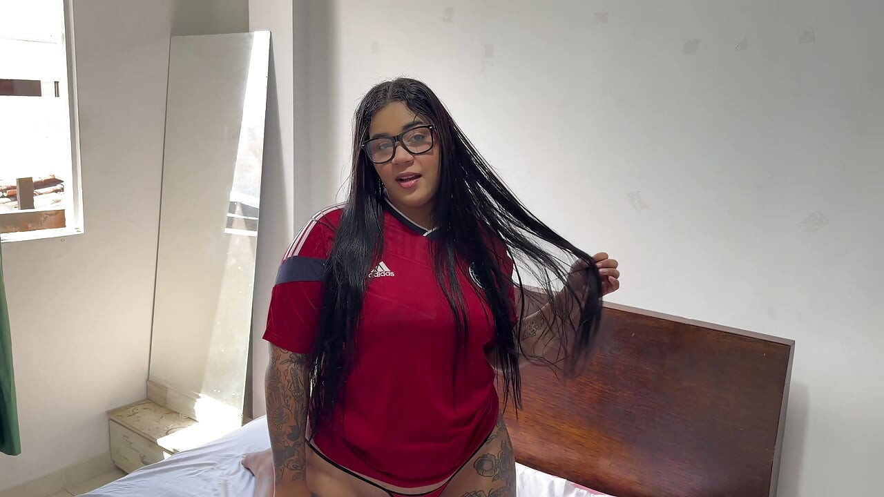 BUSTY COLOMBIAN MODELS HER SPORTS OUTFIT