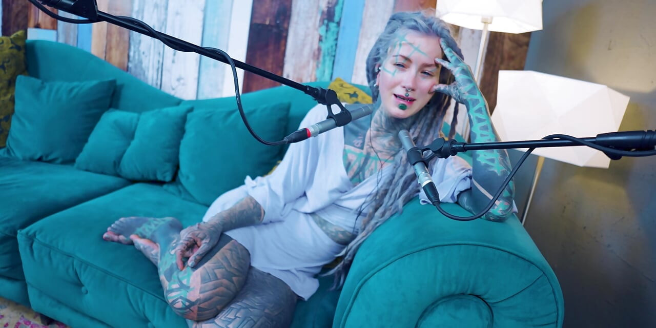 Jeg snakker om O - Overcome - ASMR podcast SFW snakker goth skinny girl dreadlocks tatoveringsmodell blekket jente
