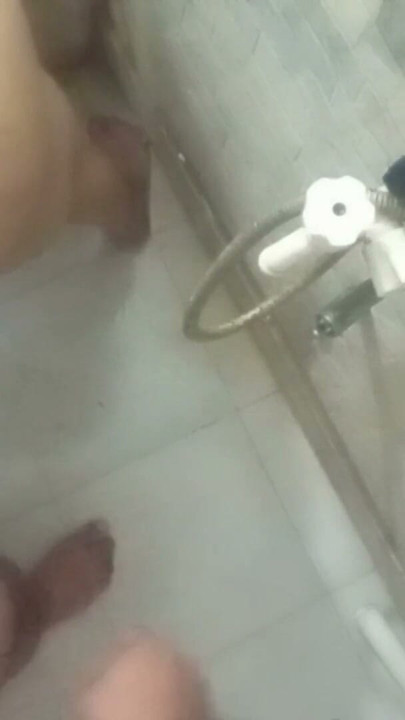 내 거대한 자지를 느끼게 하면서 여동생에게 내 컴퓨터 하는 법을 알려주고 있어 | 클립 1