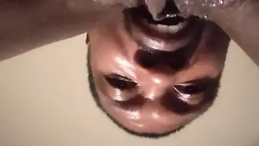 Vibrator mainan di pantat
