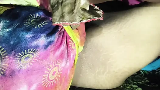 Water fell into the pussy when she put a finger in her pussy.