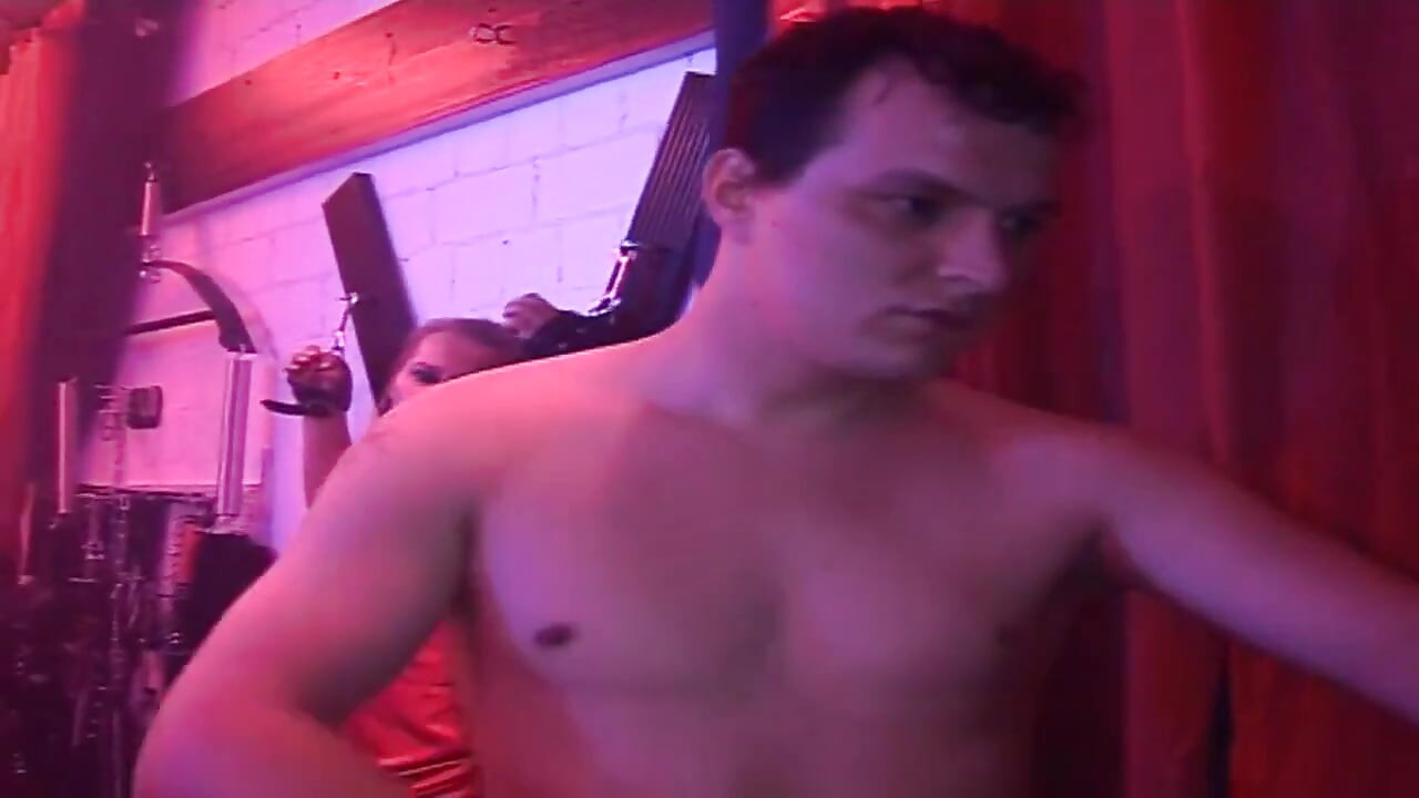 Madura loira gata devorada em wild club gangbang orgia