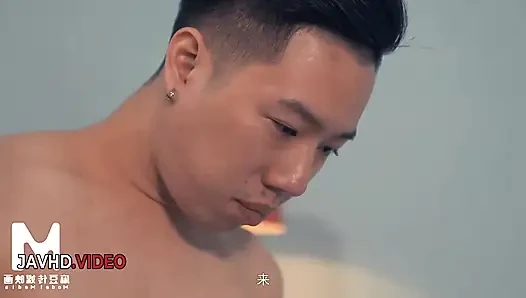Asiatische milf wird nach der dusche wild, blowjob führt zu hardcore-sex