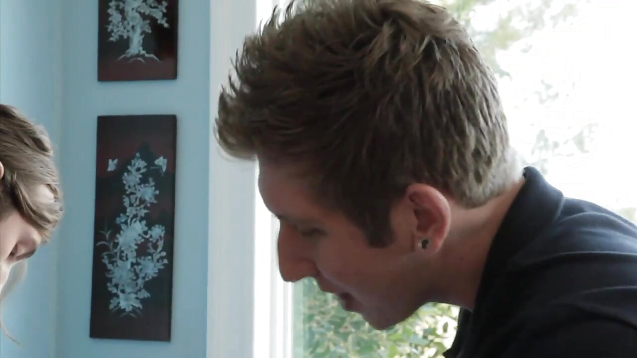 Seksi latin orta yaşlı seksi kadın iki hırsız tarafından sikiliyor ve zalimce sikiliyor