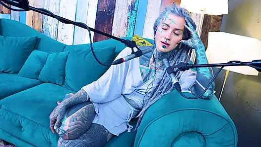 S hakkında konuşuyorum - utanç - asmr podcast sfw konuşuyor gotik sıska kız dreadlocks dövmeli model dövmeli kız