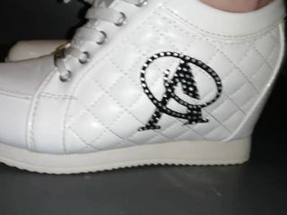 Белая спортивная обувь Lady L (видео, короткая версия)