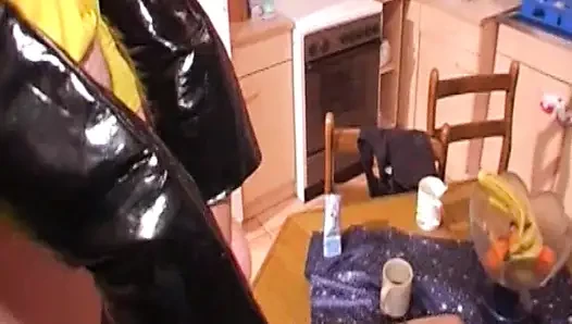 Sarışın Gözlüklü Bebek Amcığını Parmaklıyor Ve Sert Yarak Emiyor