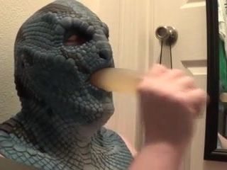 Латексна маска ящірки смокче ділдо
