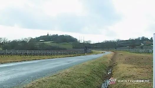 Blond und brünett in dampfendem badezimmer und waldbegegnungen