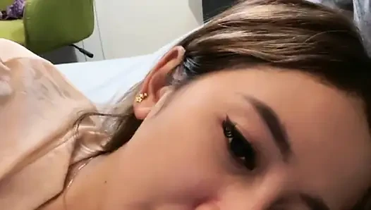 Geiles mädchen masturbiert beim videoanruf, sex