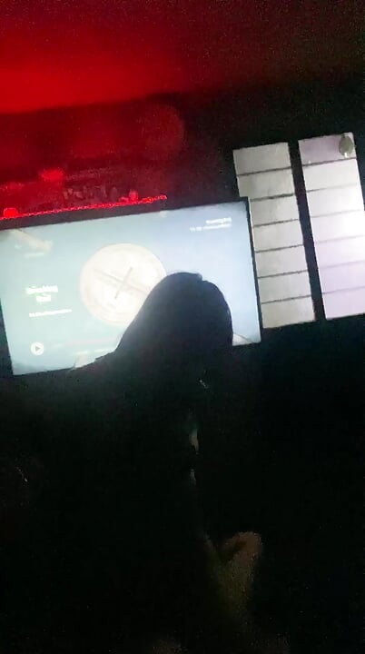 Intrând în cameră, necenzurat pentru că este întuneric