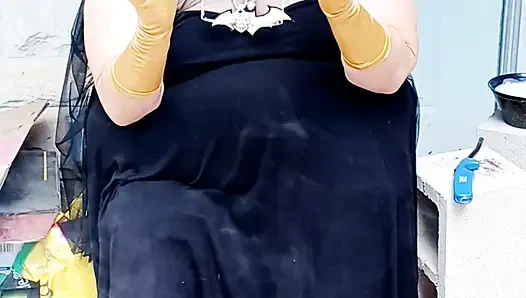 Fledermaus-mädchen macht eine rauchpause in ihr