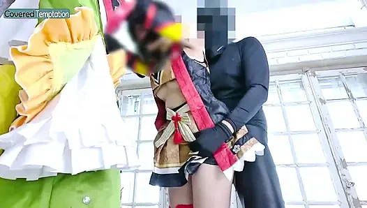 Cosplay yetişkin kadın iki partnerle üçlü seks grup sahnesi