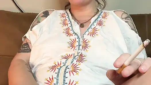 Sigara içen fetiş orta yaşlı seksi kadın mastürbasyon