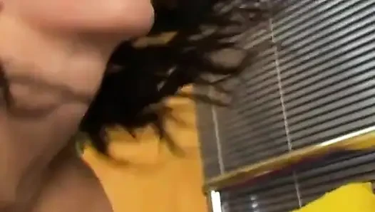 Gadis remaja rambut cokelat yang cantik dan eksotis lagi asik ngentot kontol