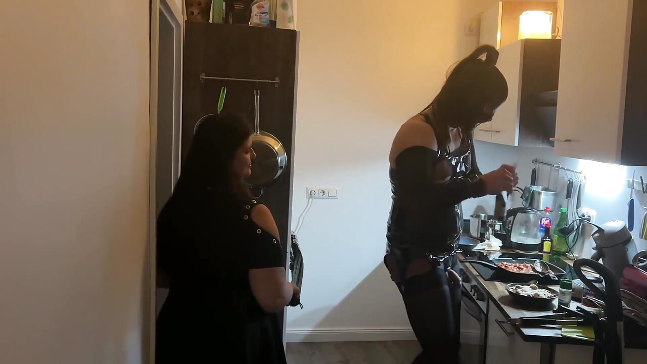Kinky Kitchen Encounter: Fetiche gata domina seu amigo