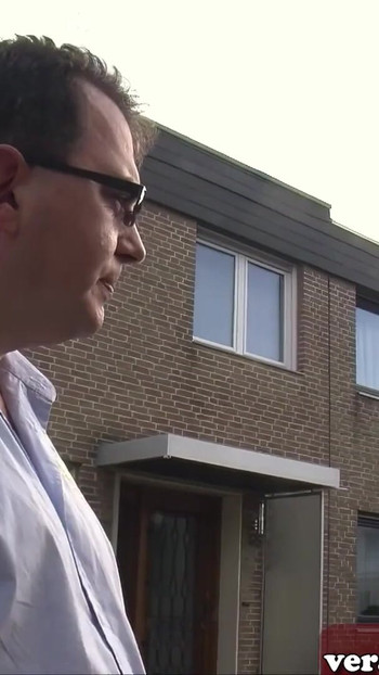 Suri rumah Jerman didatangi di tepi jalan untuk seks | Klip 1