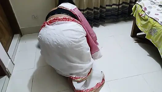 Üvey oğul evi temizlerken üvey annesini sikiyor