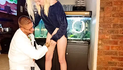 Dokter amatir ngentot lubang sempitku pakai jari