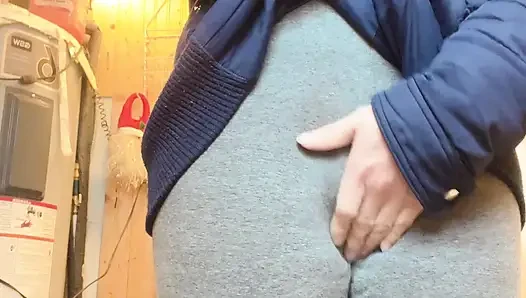 Hana lagi masak di dapur sebelum kencing di toilet