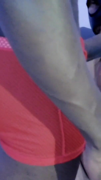 关键时刻从 "我的朋友穿着巨大的黑色，来吧，让我和红色平角内裤一起跳起性感的舞蹈。"